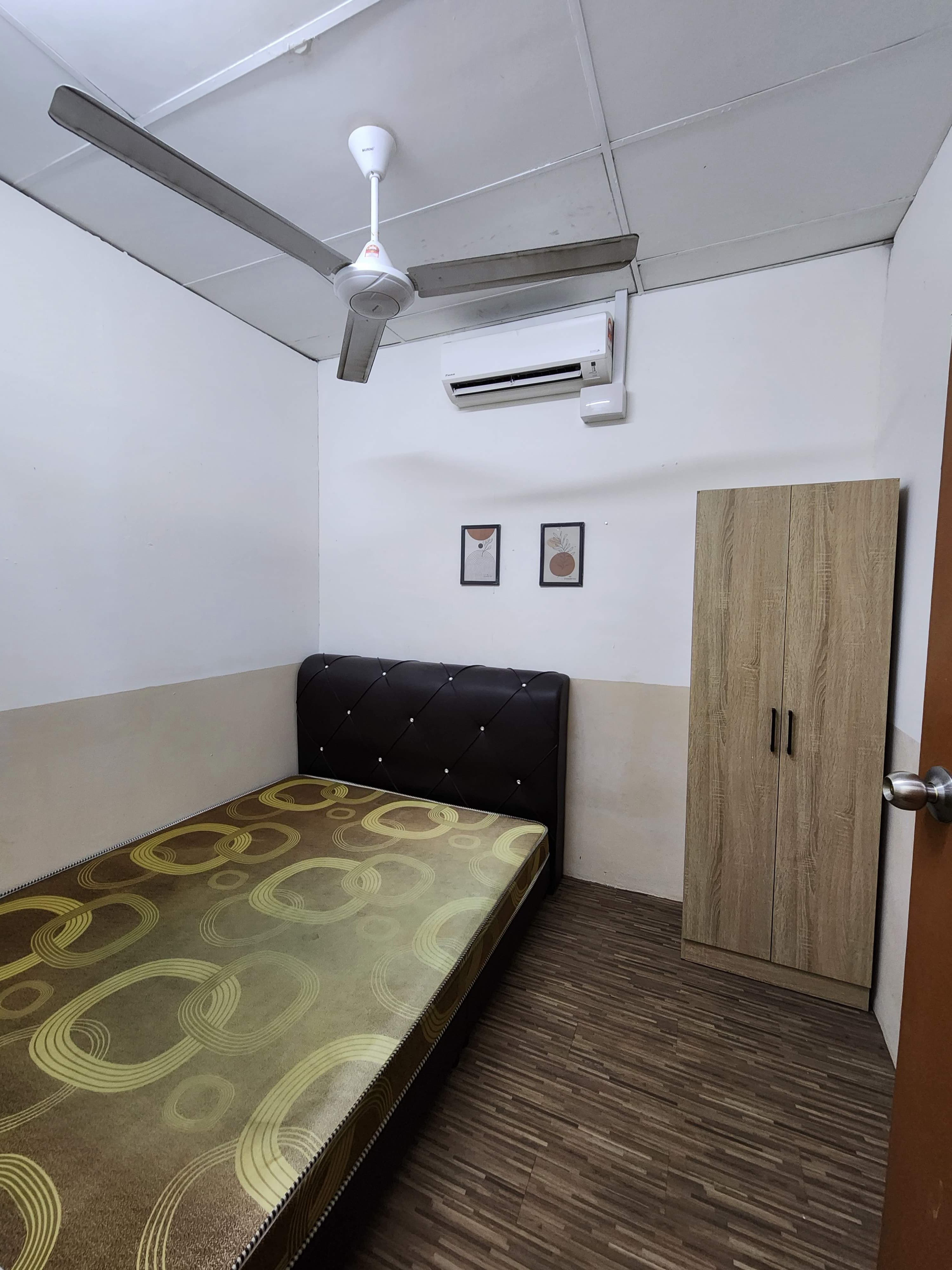 Larkin 03 - Queen bedroom with Air-conditioner