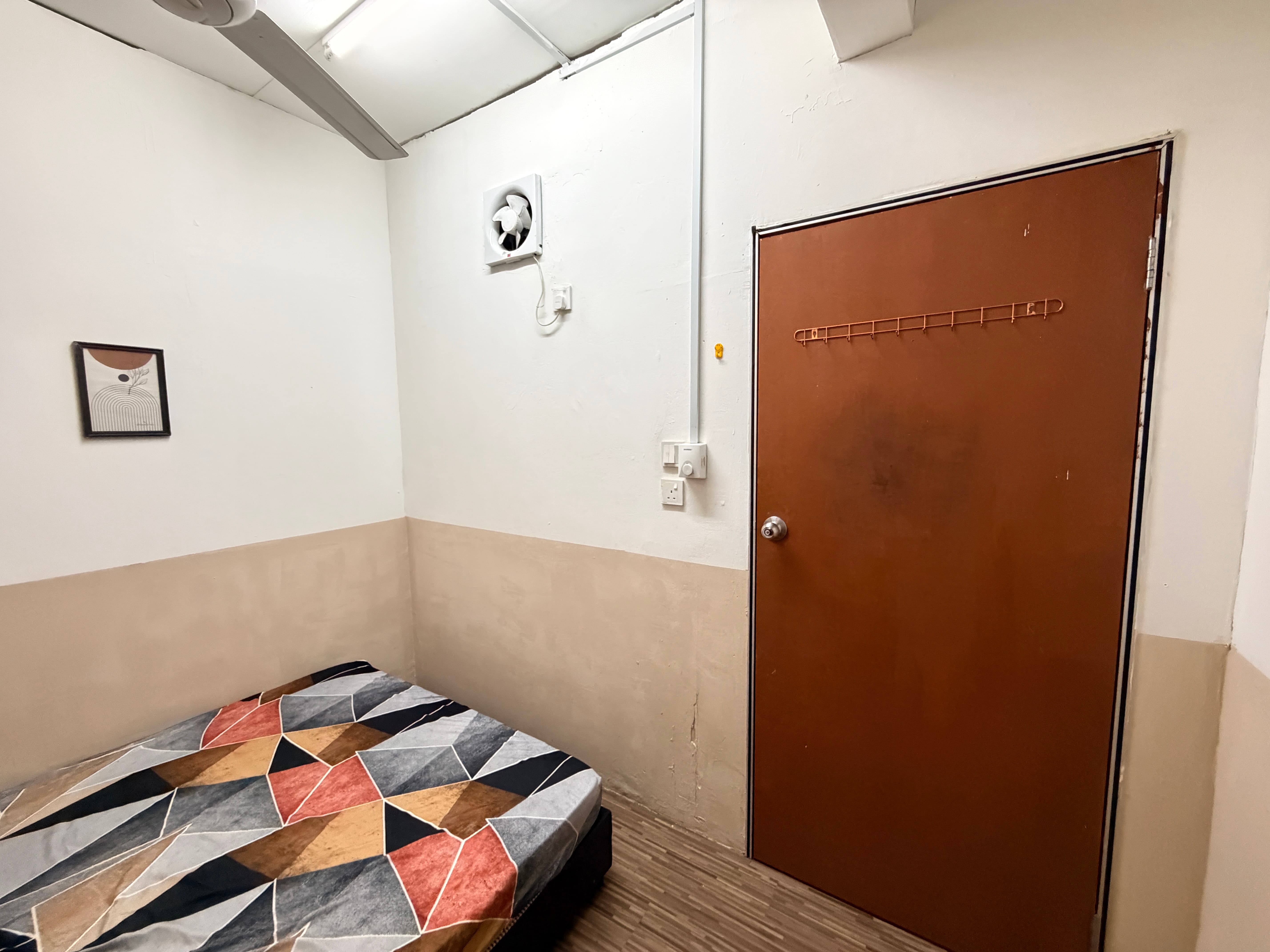 Larkin 10 - Queen bedroom (Window) view 4