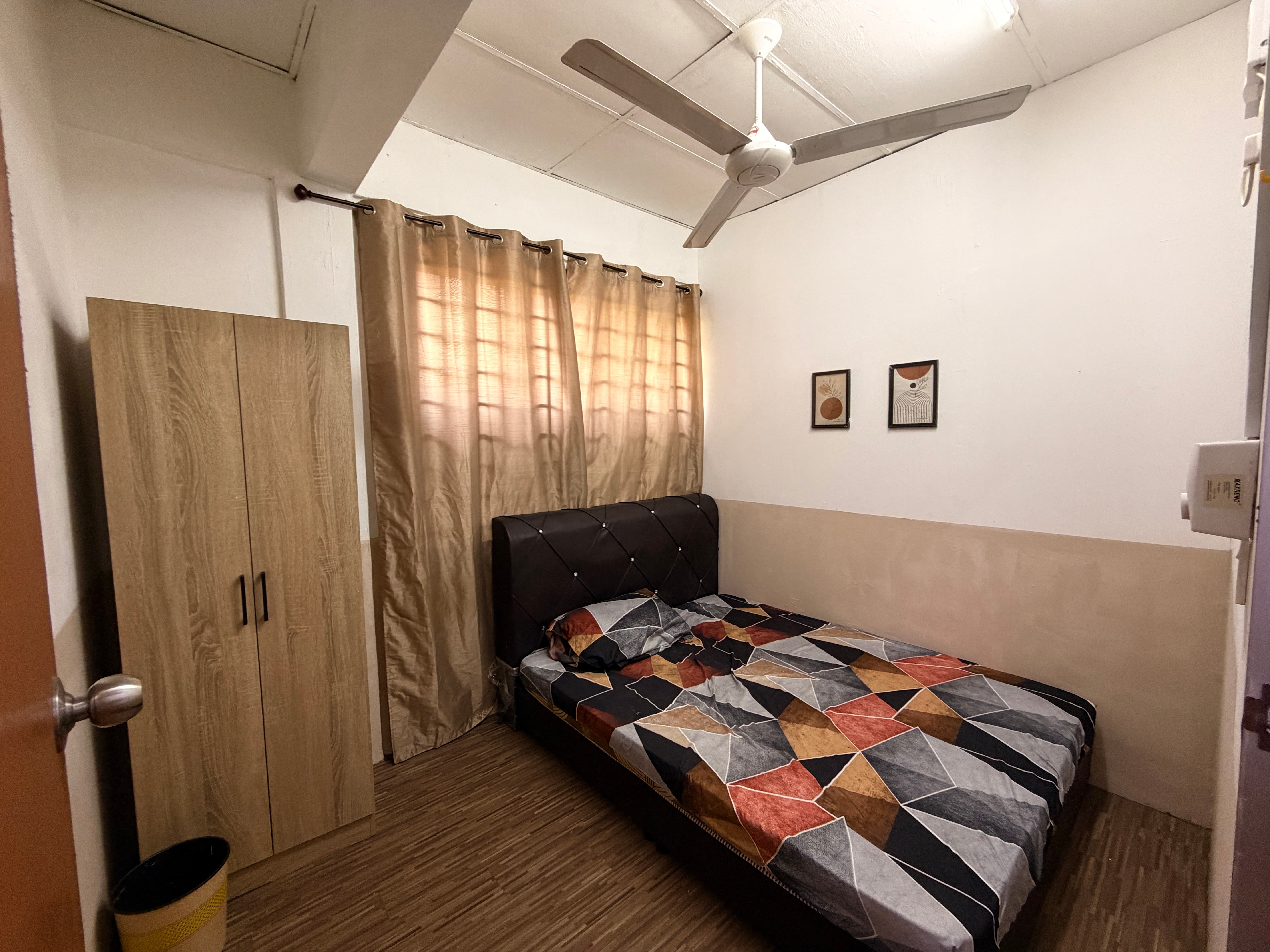 Larkin 10 - Queen bedroom (Window)